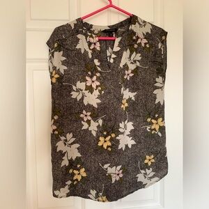 Banana Republic factory women’s sleeveless blouse size XS floral print